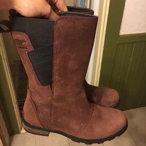 Sorel Emelie Mid Boot- Redwood